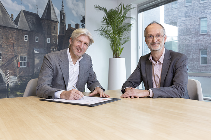 Eric Razenburg, directeur ThiemeMeulenhoff tekent het ABC Handvest in het bijzijn van Paul Gillijns (rechts) van de Mediafederatie.