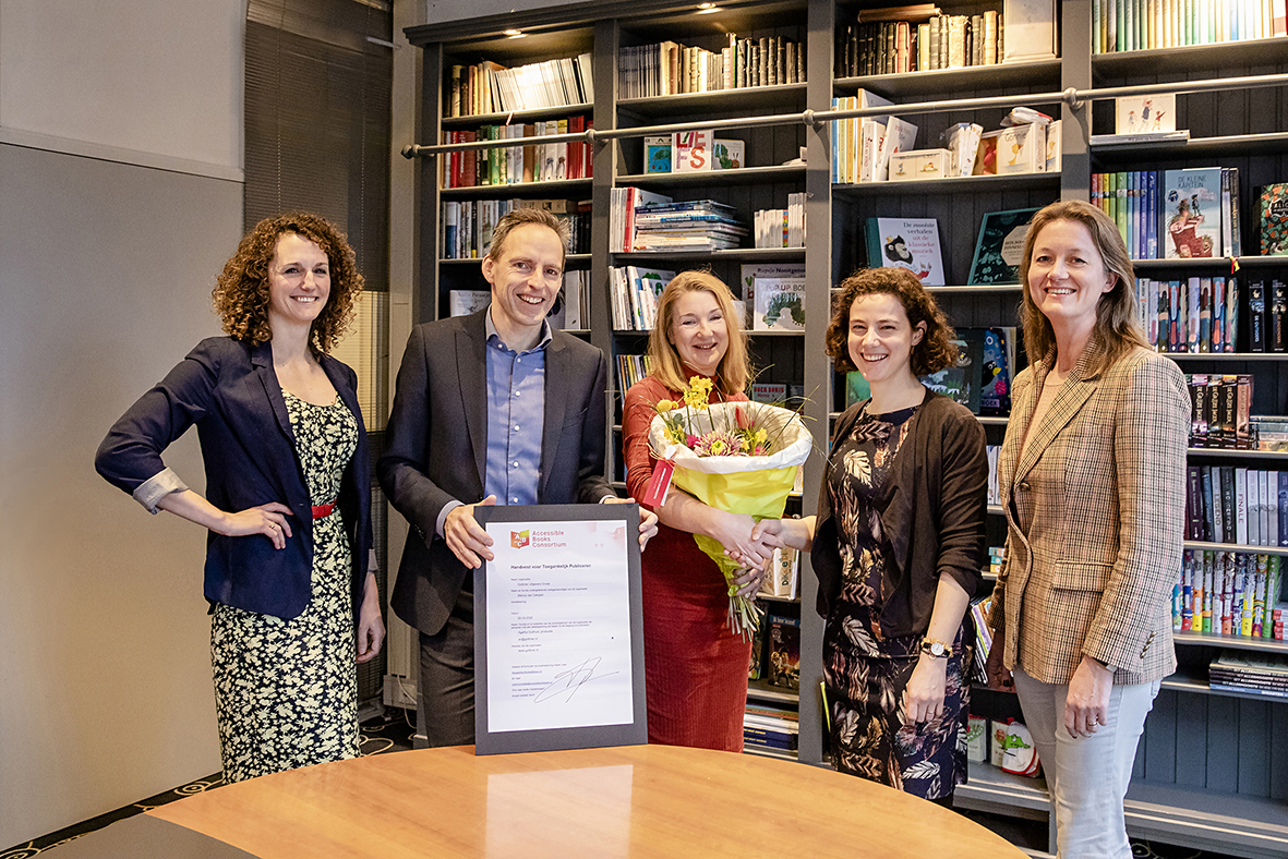 Sanne Walraven feliciteert namens de Mediafederatie Gottmer met ondertekening ABC Handvest