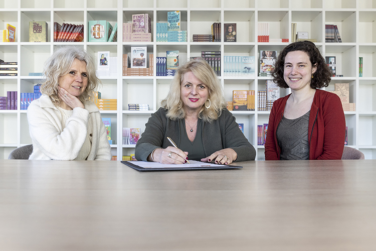 Geneviève Waldmann (midden) ondertekent het ABC Handvest. Ook op de foto: Caroline Mouwens (links) en Sanne Walraven (GAU, rechts) 