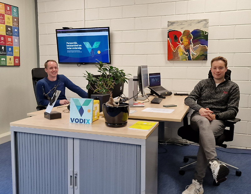 Technisch directeur Robin van Rootseler (links) en directeur Guus Roelofs, gezeten aan hun bureaus bij Vodix